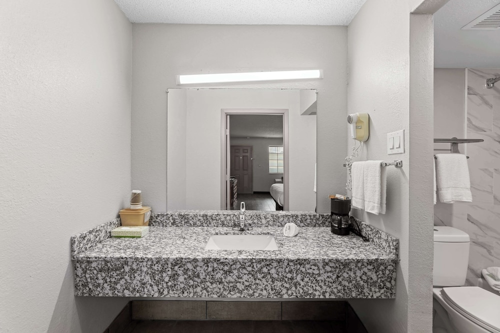 Deluxe Room, 2 Double Beds, Smoking - Photo 7