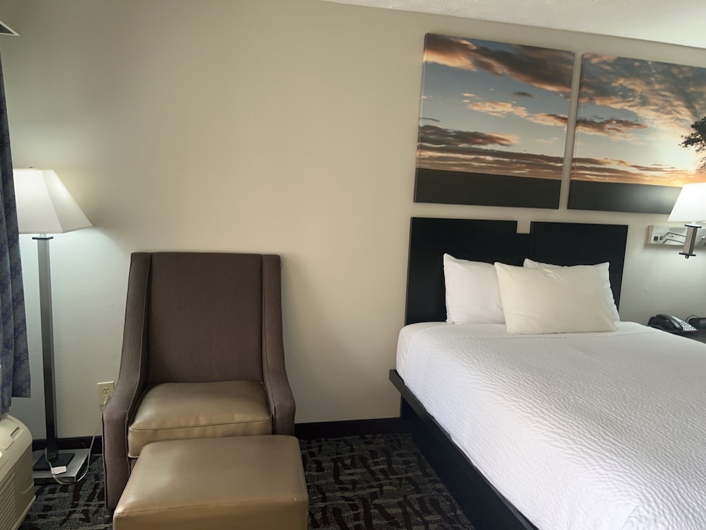 Standard Room, 2 Queen Beds - Photo 6
