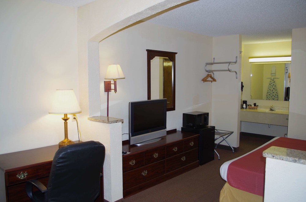 Suite, 1 King Bed - Photo 2