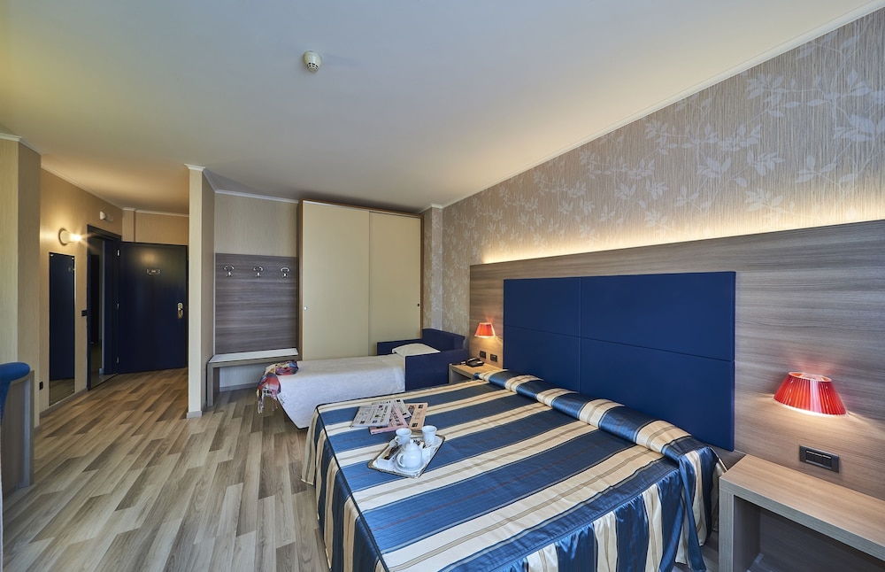Triple Room, 1 Bedroom, Partial Lake View photo 3