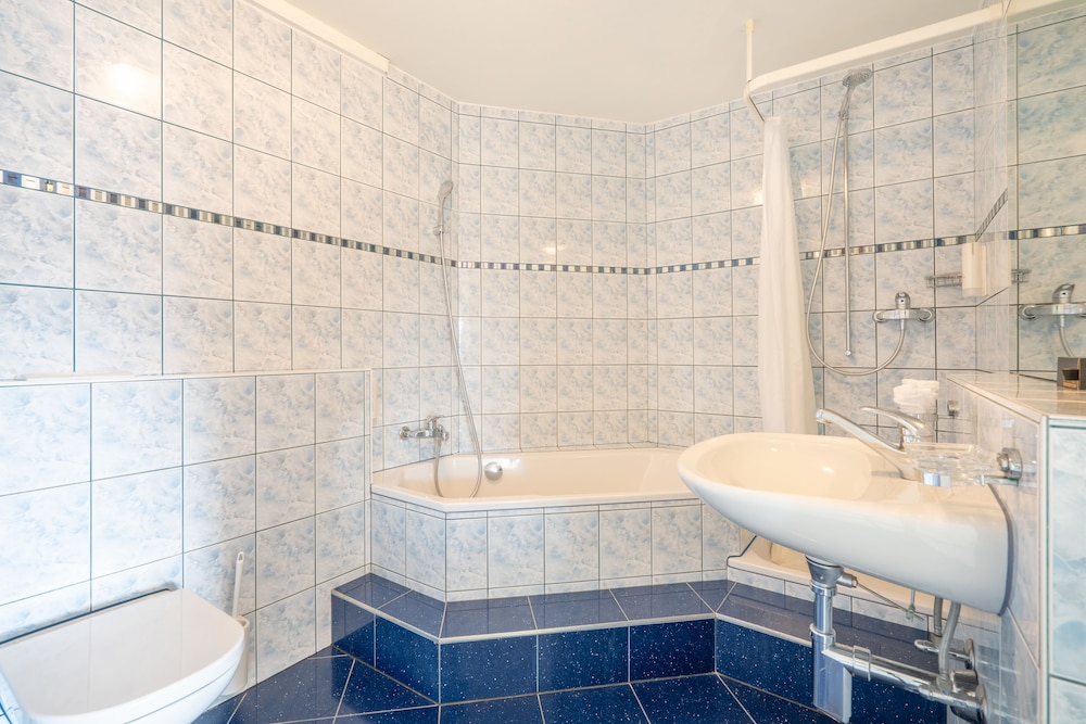 Honeymoon Suite - Photo 10