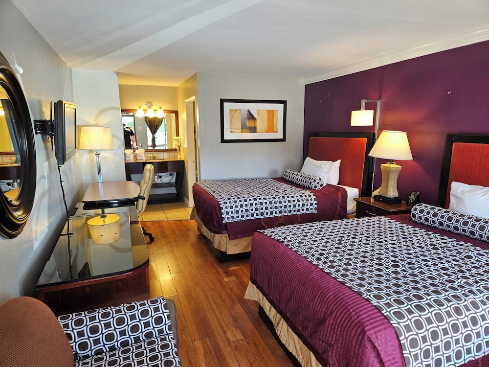 Standard Room, 2 Queen Beds photo 3