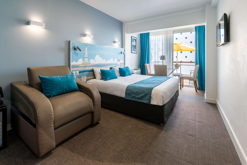 Family Room, 1 King Bed, Terrace, Sea View (with Sofabed) photo 1