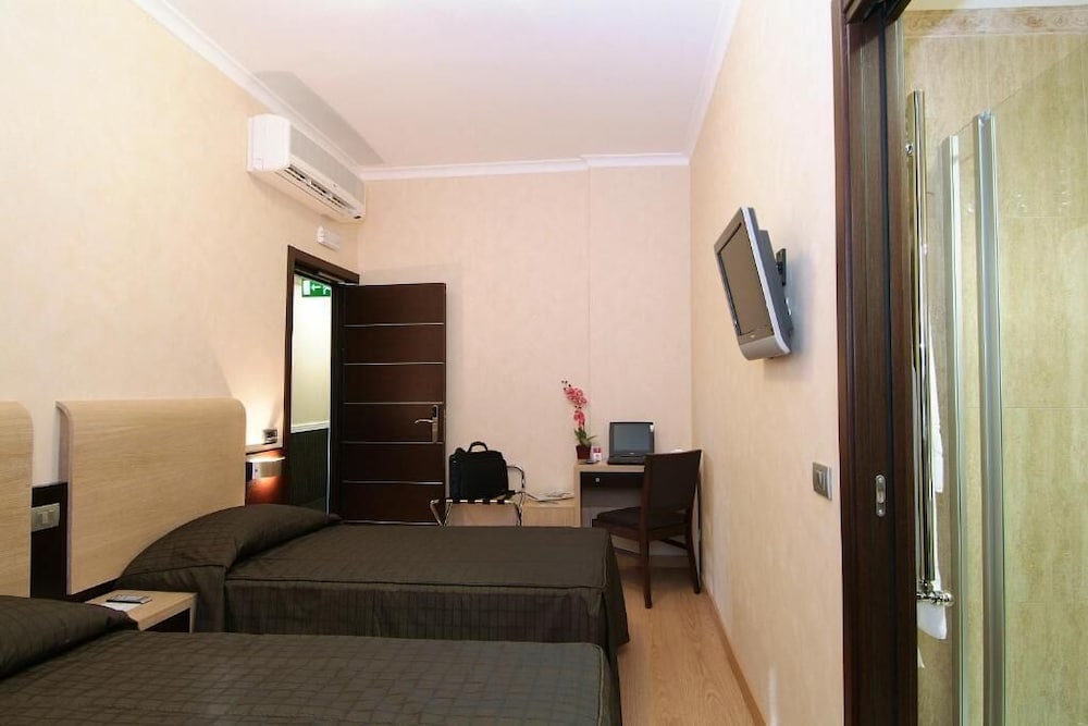 Twin Room - Photo 1
