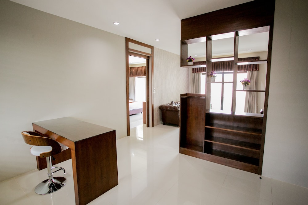 Executive Room - Photo 5