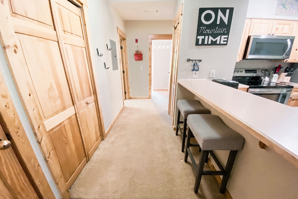 Classic Condo, 2 Bedrooms, Patio, Mountain View (Tenderfoot Lodge 2604)