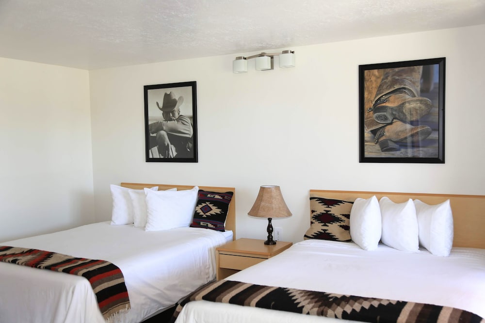 2 Queen Beds, Sleeps 4