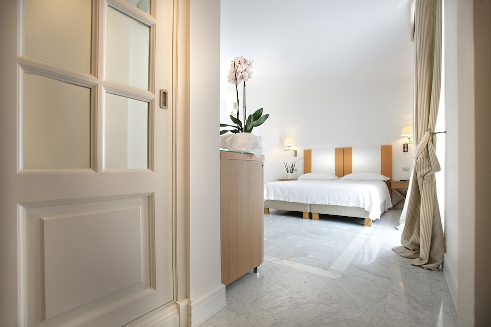 Room (Fashion) - Photo 1