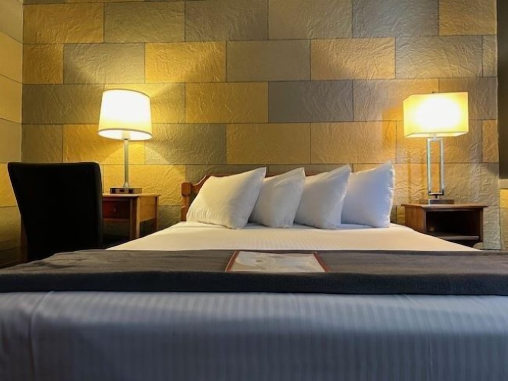 Deluxe Double Room, Accessible, Ensuite (Old Solarium Queen) photo 3