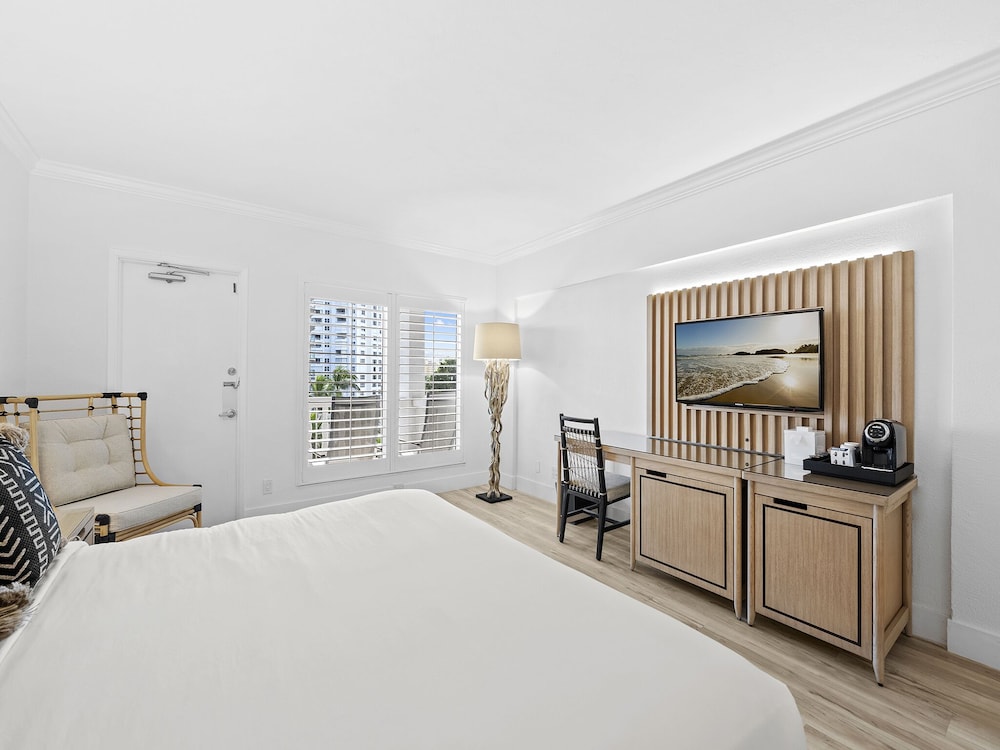 Room, 1 King Bed, Balcony, Partial Ocean View - Photo 2