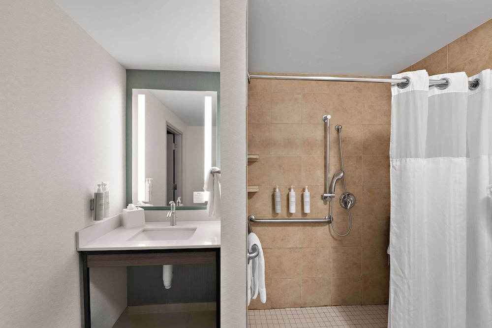 Room, Accessible photo 2