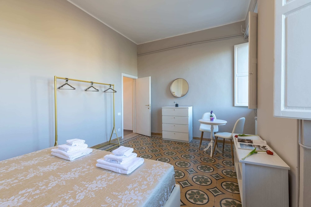 Classic Apartment, 3 Bedrooms, City View