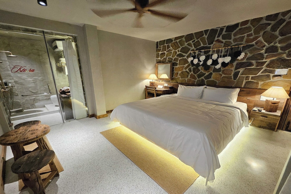 Deluxe Queen Room - Photo 17