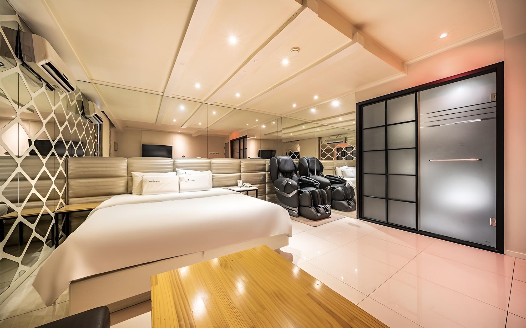Room (Couple PC (65-inch smart TV + massage) - Photo 8
