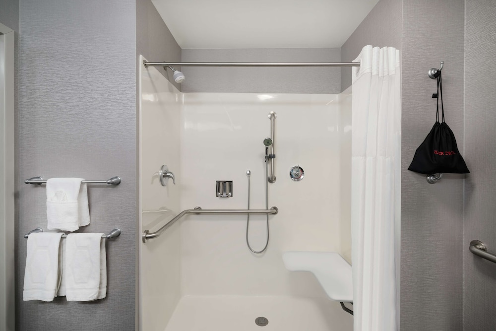 Room, 2 Queen Beds, Accessible (Roll In Shower) photo 2