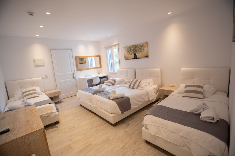 Deluxe Quadruple Room, 1 Bedroom, Patio, Garden View - Photo 4