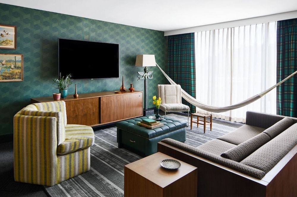 Presidential Suite, 1 King Bed, Roll-in Shower photo 2
