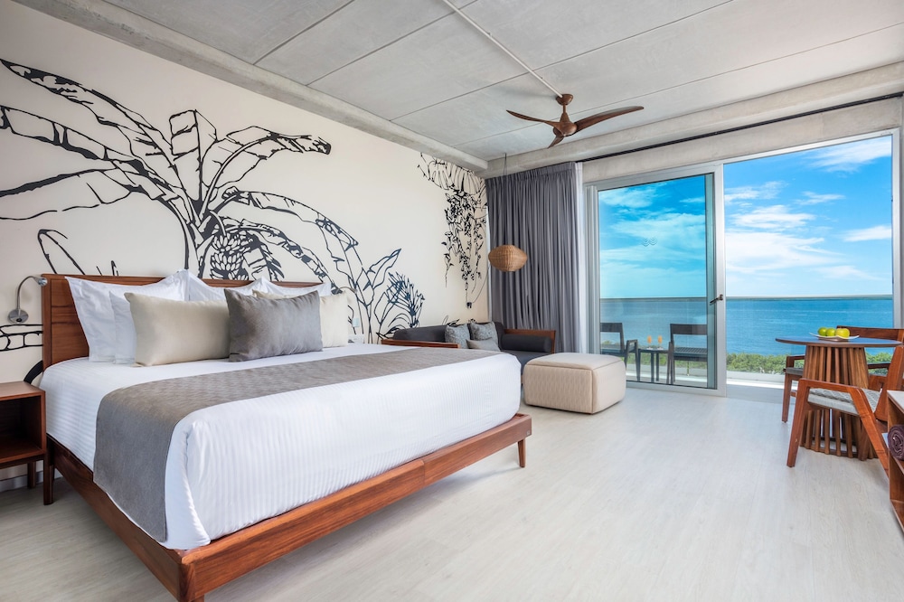 Vantage Club Junior Suite Bay View King Bed