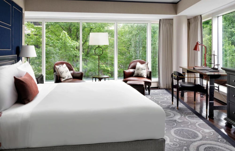 Grand Room, 1 King Bed, Corner photo 2