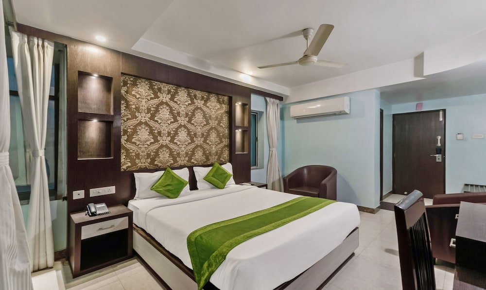 Deluxe Room, 1 King Bed, Smoking, City View