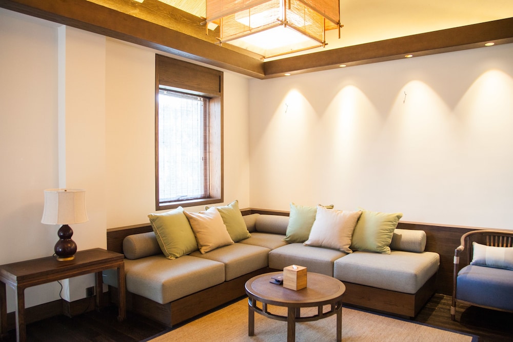 Executive Suite With Yard photo 3