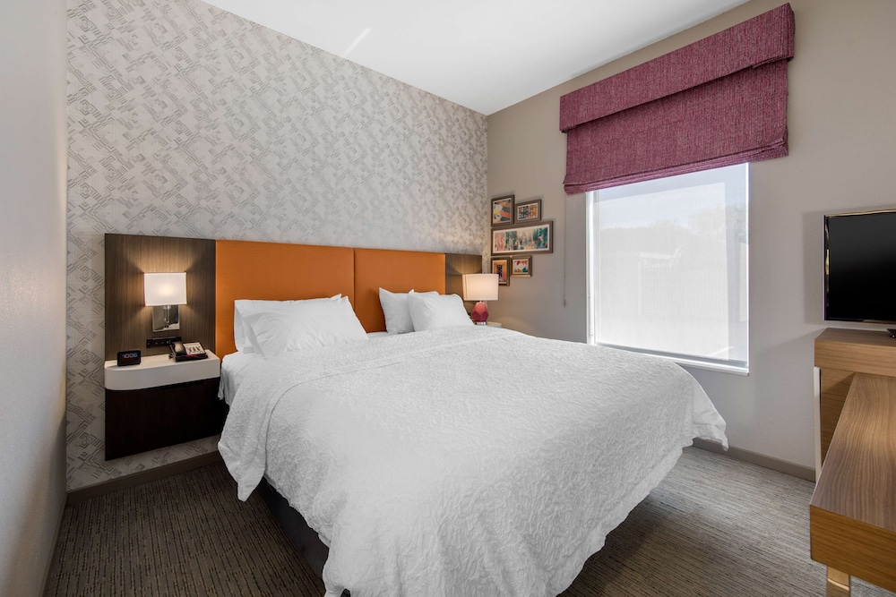 Studio, 1 King Bed, Refrigerator & Microwave (Wet Bar) - Photo 2