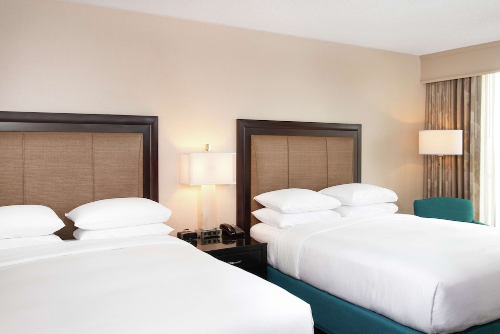 Room, 2 Queen Beds, Accessible (Roll-in Shower)