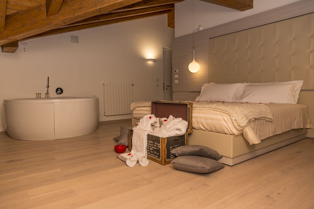 Junior Suite, 1 Bedroom, Bathtub, Mountain View
