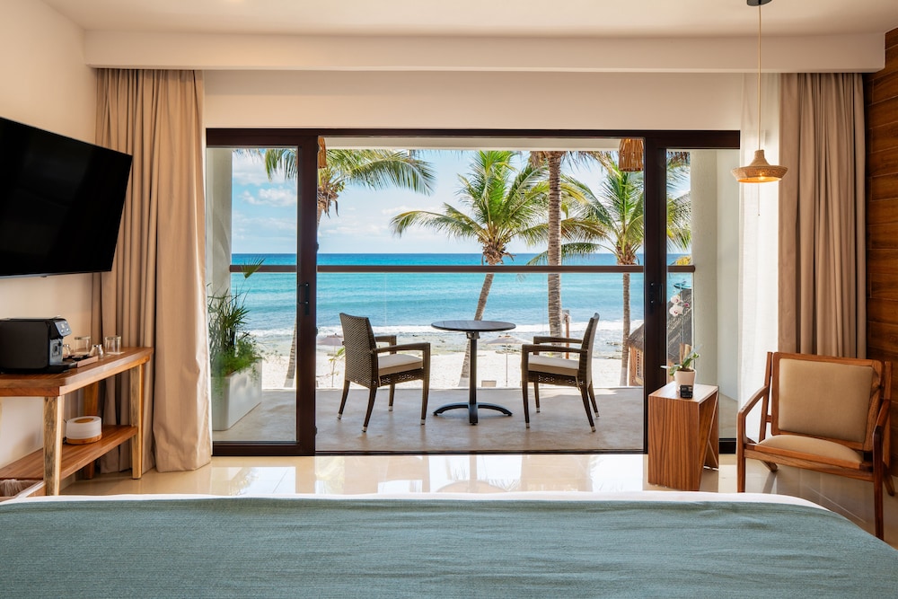 Beachfront Suite - Photo 6