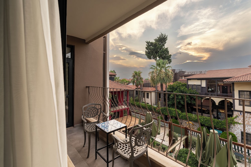 Superior Suite - Photo 17