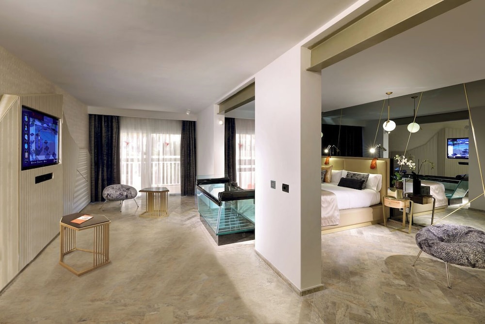 Club Suite - Entrance to Ushuaia Club Included