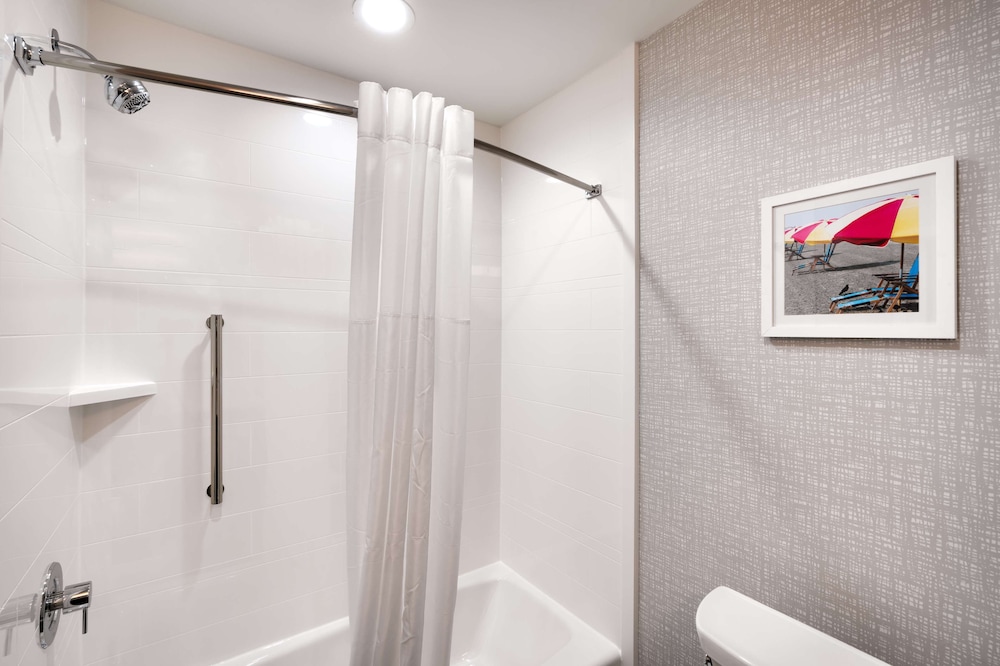 Room, 1 King Bed, Accessible (Hearing) - Photo 4