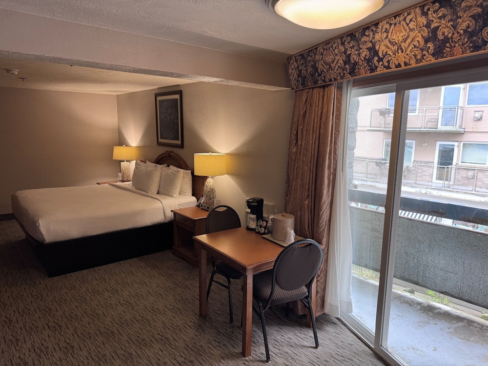 Room, 1 King Bed, Balcony photo 2