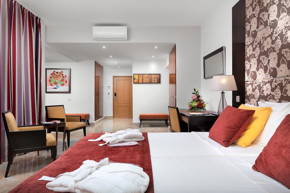 Standard Twin Room 3 Guests - Photo 7