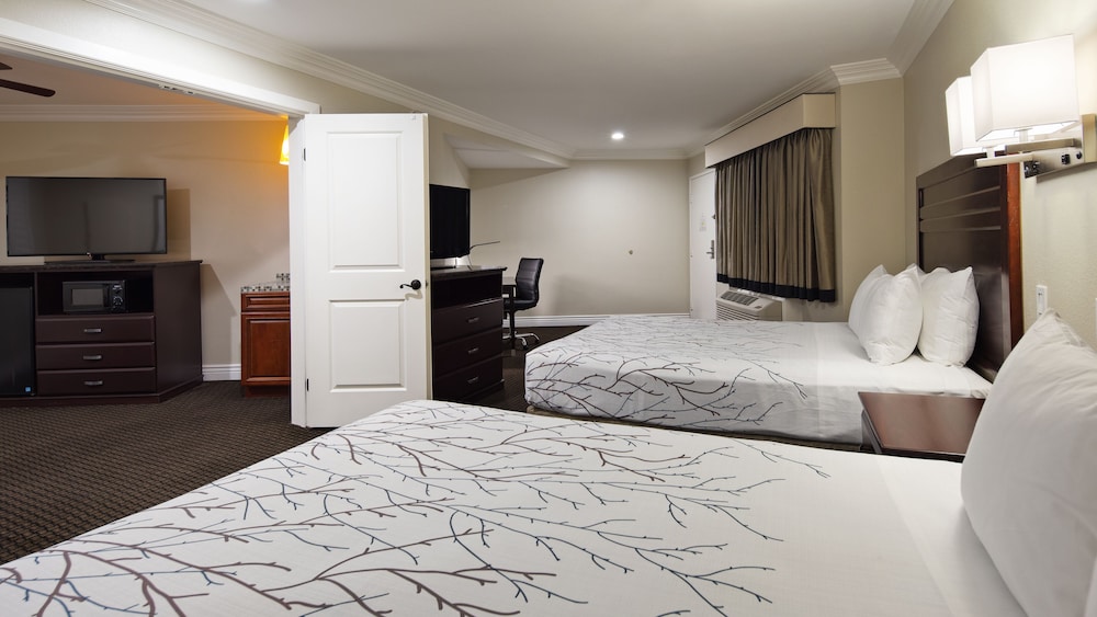 Suite, 2 Queen Beds, Non Smoking, Refrigerator & Microwave - Photo 2