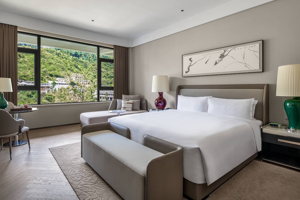 Premium Room, 1 King Bed, Mountain View photo 1