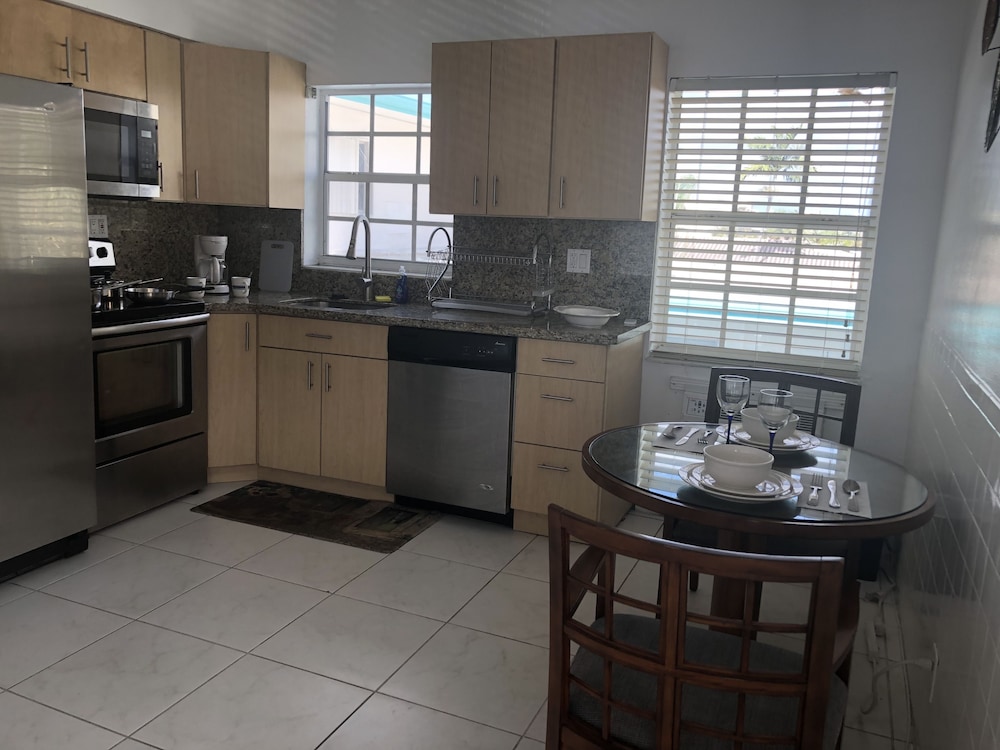 Deluxe Suite, 1 Bedroom, Poolside photo 2