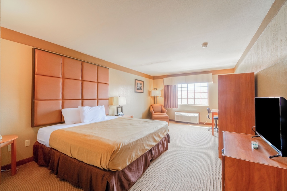 Room, 1 King Bed, Smoking - Photo 8