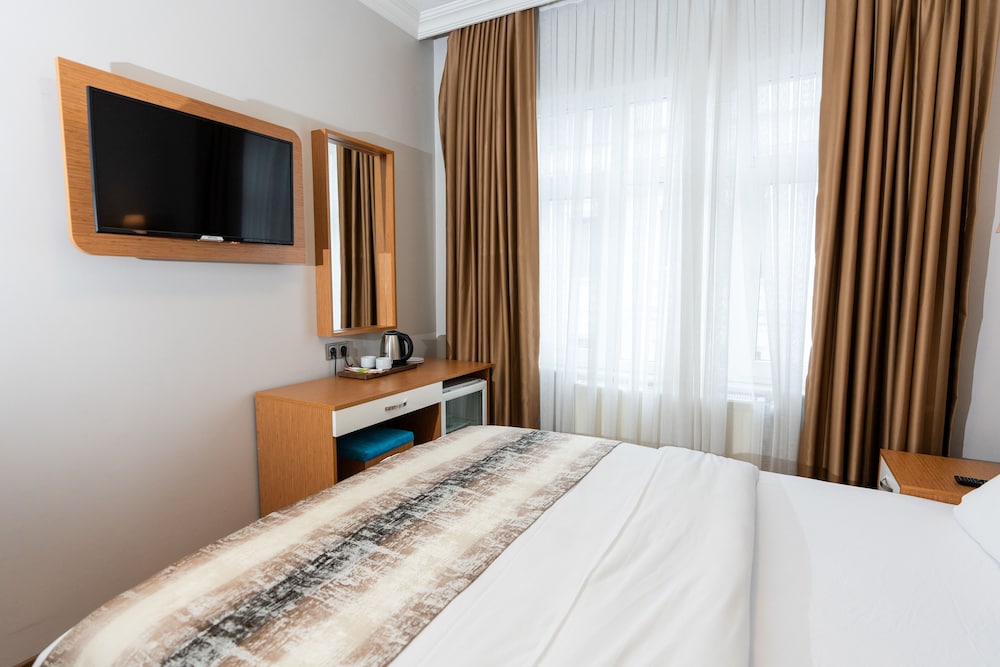 Double Room with Street View, No Smoking photo 3