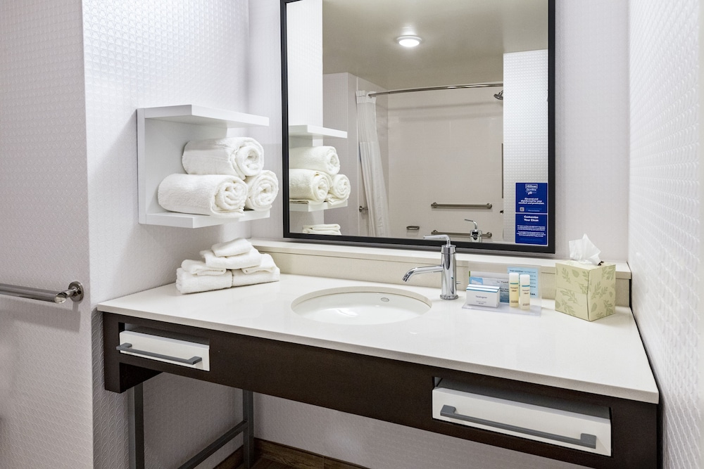 Suite, 1 King Bed, Accessible, Bathtub (Refrigerator)