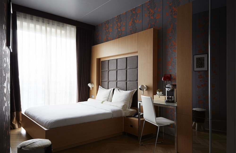 Deluxe Room, 1 Queen Bed photo 2