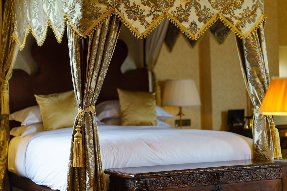 Suite (Jane Seymour) photo 3