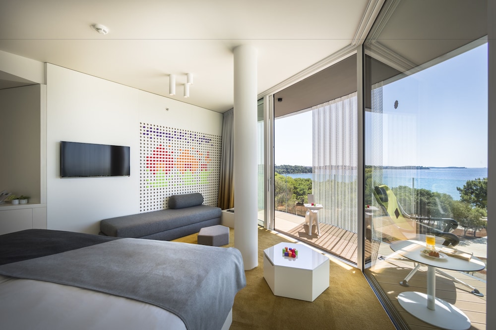 Grand room with balcony, sea side