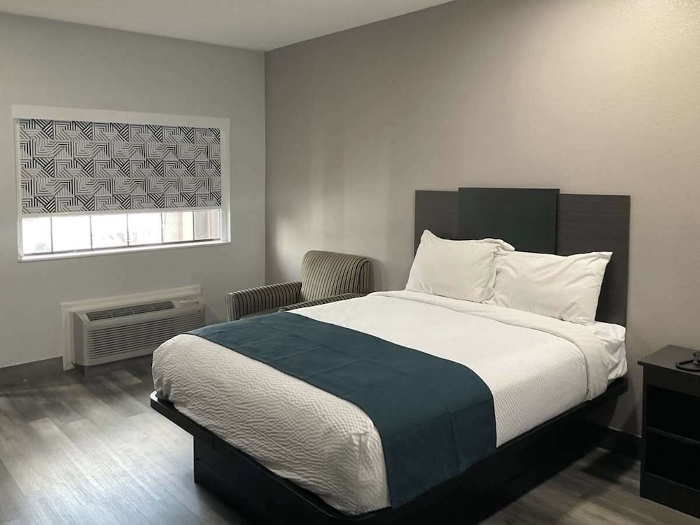 Standard Suite, 1 King Bed, Non Smoking, Kitchenette - Photo 1