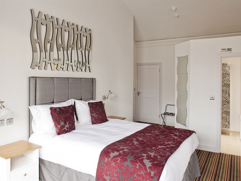 Suite, Ensuite (No 4)