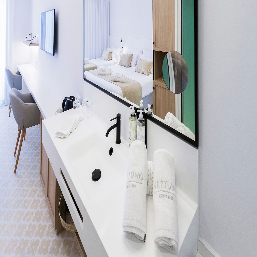 Triple Room, Balcony (2 Adultos y 1 Niño)