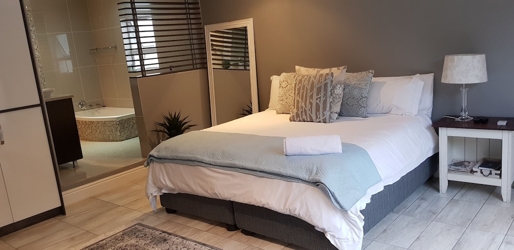 Luxury Double or Twin Room, Non Smoking, Pool Access photo 2