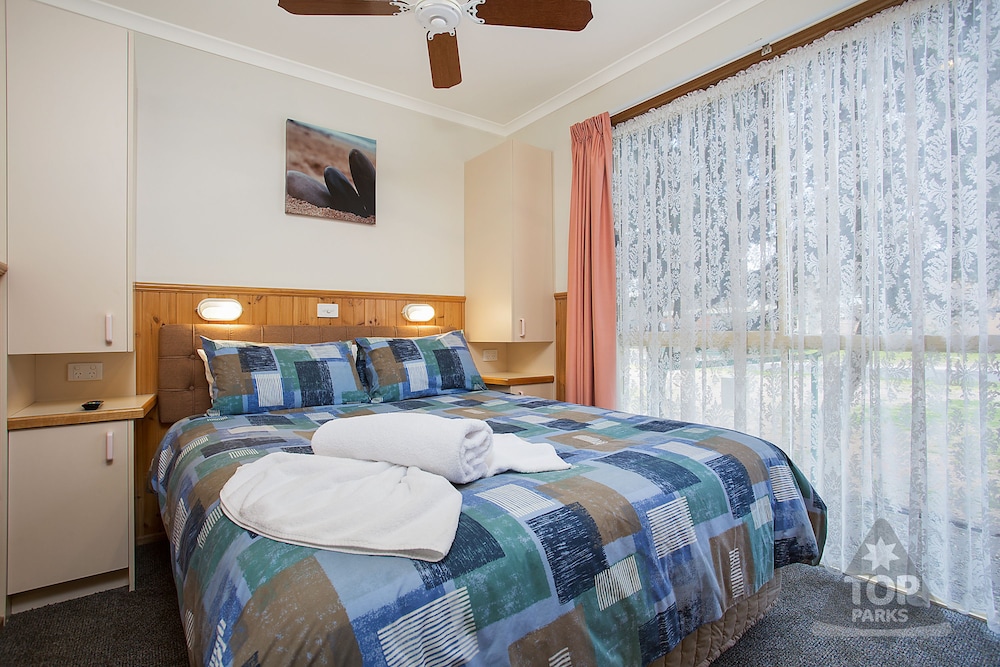 Deluxe Cabin, 2 Bedrooms, Lakeside photo 3