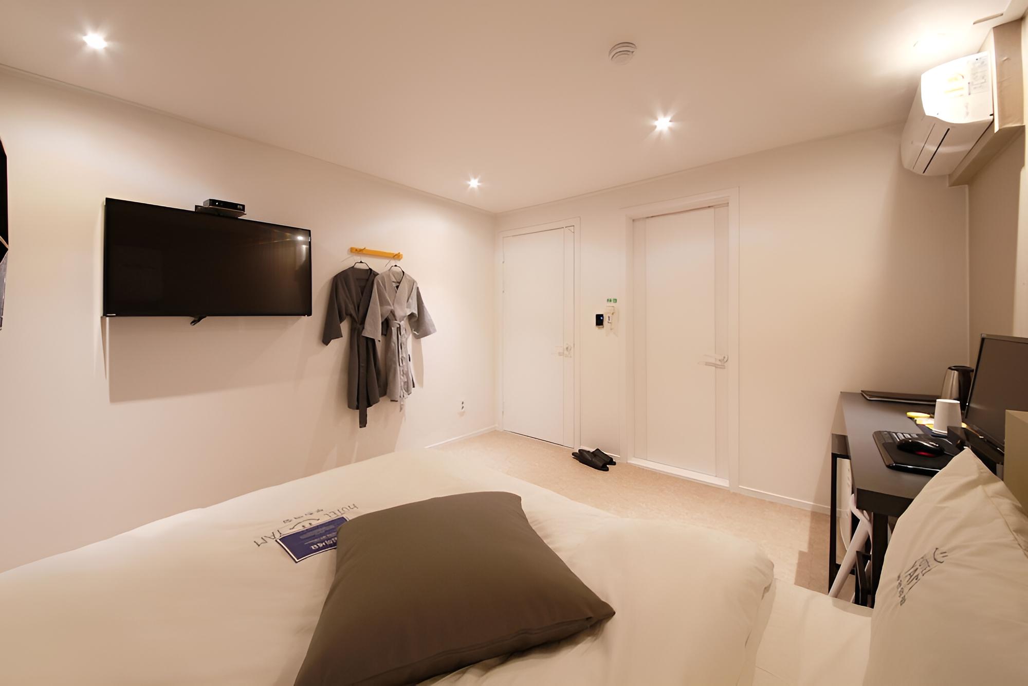 Room (Standard (1PC Netflix Cesco available)