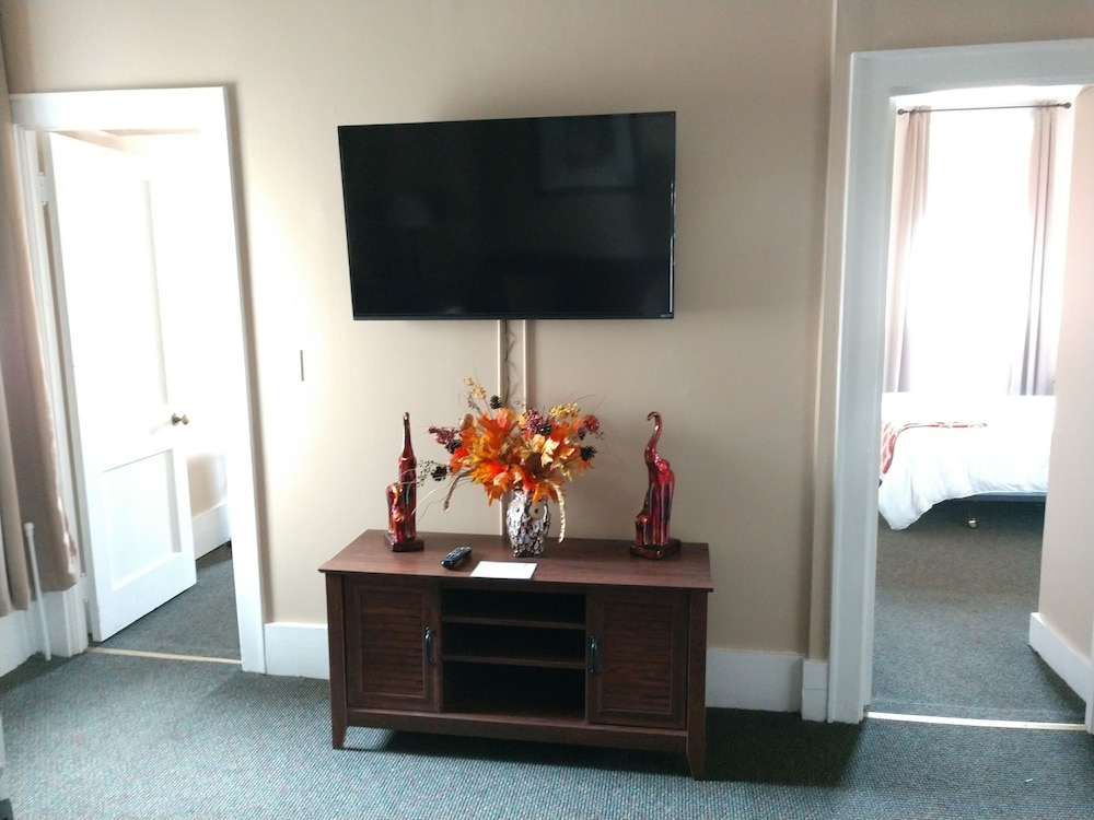 Two bedroom suite with full kitchen photo 2